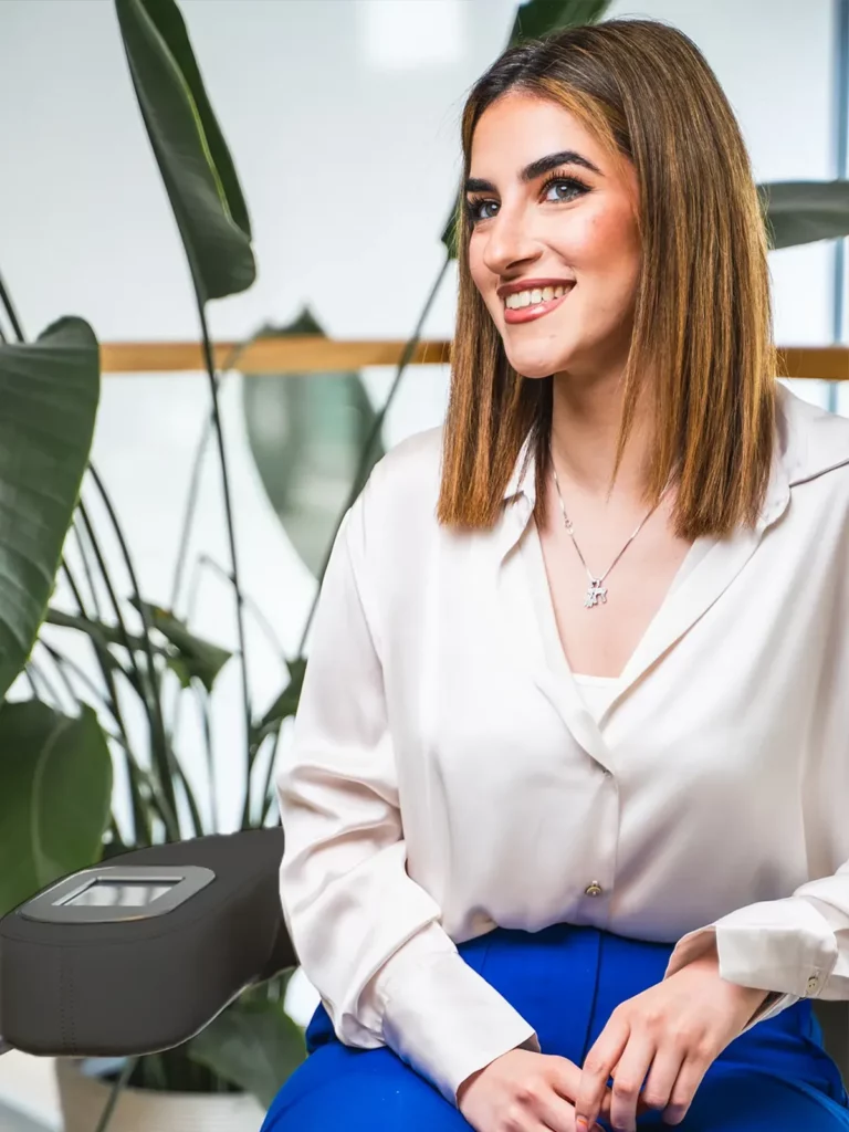 Junge Frau sitzt auf BetterPelvi Sessel